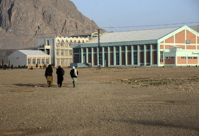 Szigorú szabályok mellett térhetnek vissza az afgán nők az egyetemekre
