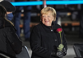 Fáklyás felvonulással búcsúztatta a német hadsereg Angela Merkelt