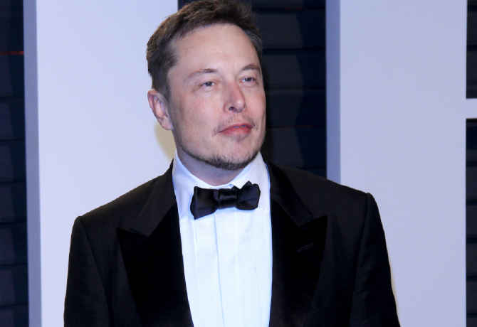 Elon Musk megmutatta a világnak félmeztelen felsőtestét