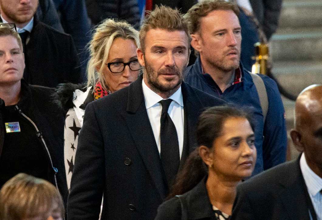 Szívszorító videó: David Beckham fél napot állt sorban, hogy láthassa II. Erzsébet királynő koporsóját