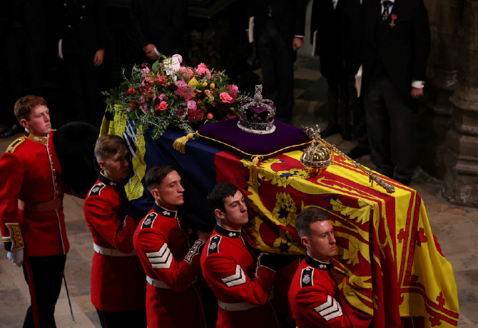 Kiderült: Ők viszik a koporsót Erzsébet királynő temetésén