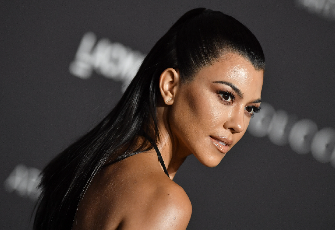  Kourtney Kardashian rövid szőke hajra váltott