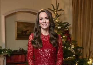 Most mindenki Katalin hercegné piros karácsonyi ruhájáról beszél