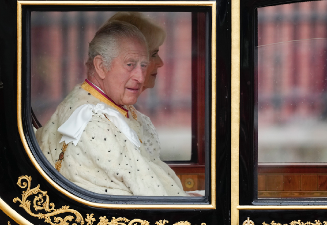 Fotó: Károly király és Kamilla elhagyták a Buckingham-palotát