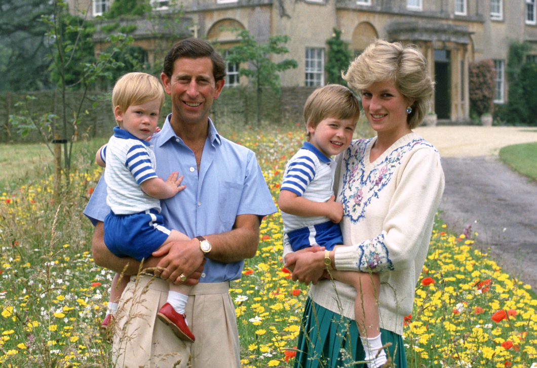 Sosem látott képek Károly király és Diana hercegné boldog napjairól