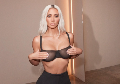 Erre senki nem számított: ez a híresség állt modellt Kim Kardashian új kollekciójához  