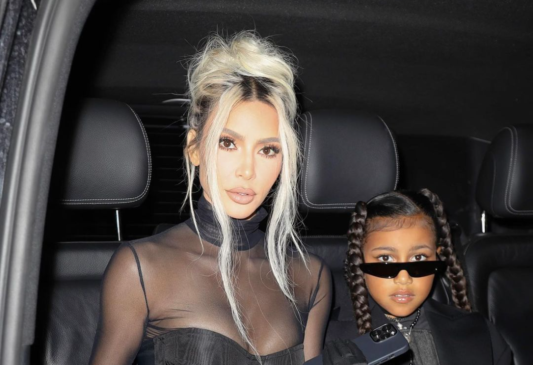 Sokkoló: Kim Kardashian beszámolt a lányának az éjszakáról, amikor megfogant
