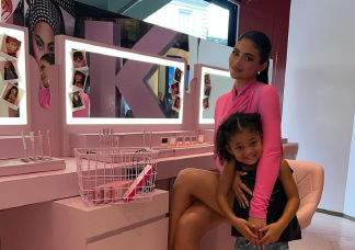 Kylie Jenner bizarr meglepetéssel készült lánya szülinapjára