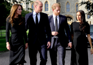Kiderült, Vilmos és Harry herceg miért kék öltönyt viselnek a gyász időszaka alatt