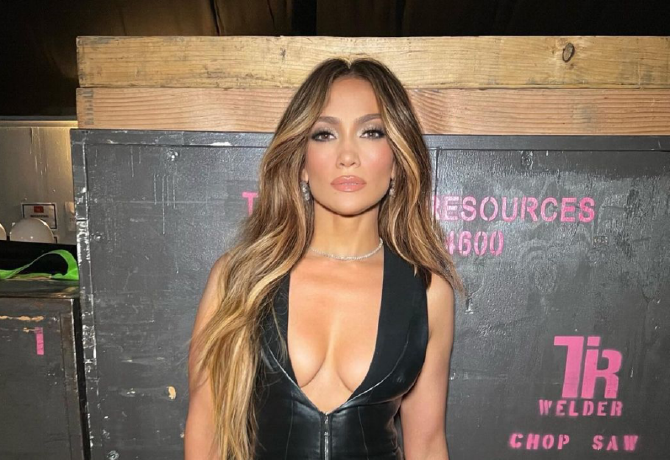 Jennifer Lopez fehérneműs fotókat posztolt magáról