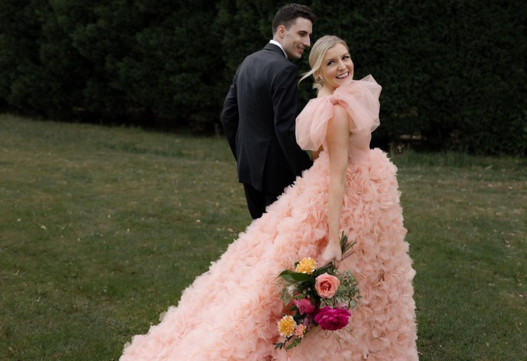 „Álmaim pink ruháját viseltem az esküvőmön, erre az online gyűlölethullámra nem számítottam”