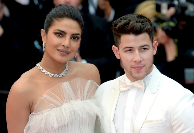 Priyanka Chopra és Nick Jonas először jelent meg nyilvánosan kislányukkal