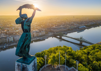 Felismered, kit ábrázolnak Budapest ikonikus köztéri szobrai? Fotókvíz!