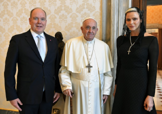 A világon csak ez a 7 nő viselhet fehér ruhát, amikor a pápával találkozik