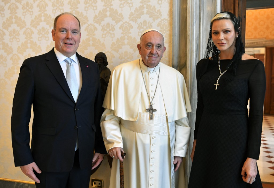 A világon csak ez a 7 nő viselhet fehér ruhát, amikor a pápával találkozik