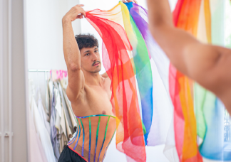 Ezt látnod kell: szivárványos esküvői ruhával készül az ELLE magazin a Budapest Pride-ra