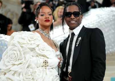  Rihanna mindenkit sokkolt a Met-gálán, fontos kérdést találgatnak most a rajongók