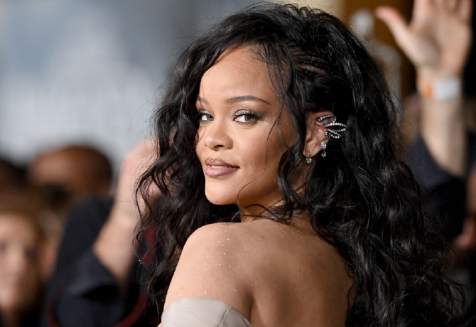 Rihanna fehérneműben mutatta meg szülés utáni alakját