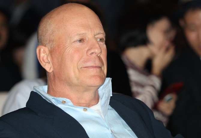 Az afáziában szenvedő Bruce Willis új videóját te sem bírod könnyek nélkül
