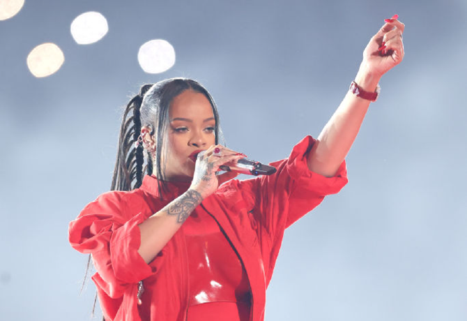 Elképesztő, mennyibe kerül Rihanna lábujjgyűrűje - a rajongók felháborodtak