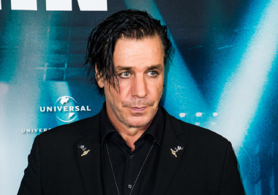 A Rammstein együttes énekesét azzal vádolják, hogy szexuális visszaélést követett el