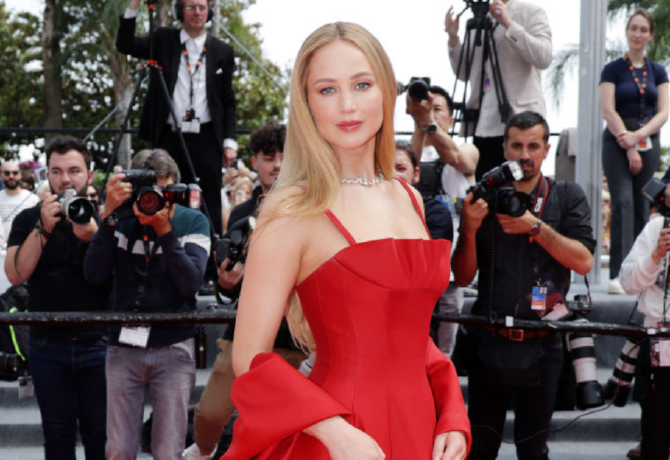 Cannes-i filmfesztivál: Jennifer Lawrence ruhájáról beszél most mindenki, hihetetlen dolgot tett