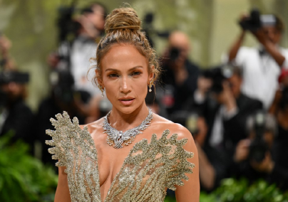 Jennifer Lopez élete legkülönlegesebb meztelenruháját viselte a Met-gálán, elképesztően festett benne