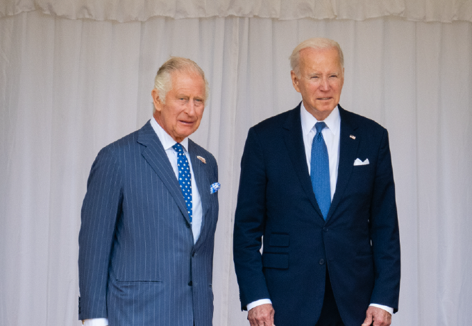 Károly királlyal olyat tett Joe Biden a személyes találkozáskor, amire senki sem számított