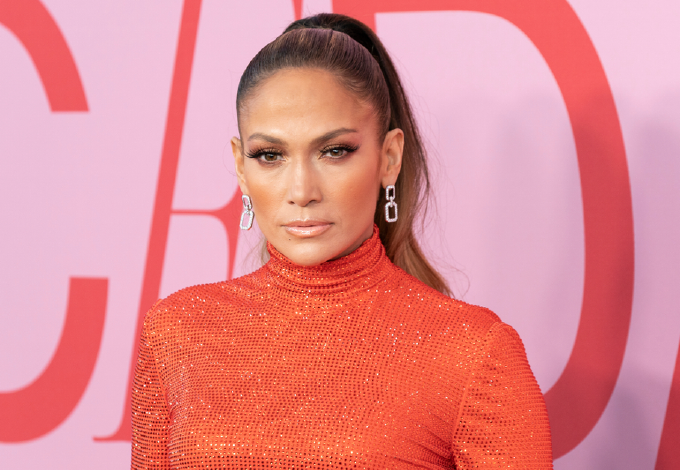 Jennifer Lopez fehér csizmája a szezon egyik legmenőbb darabja
