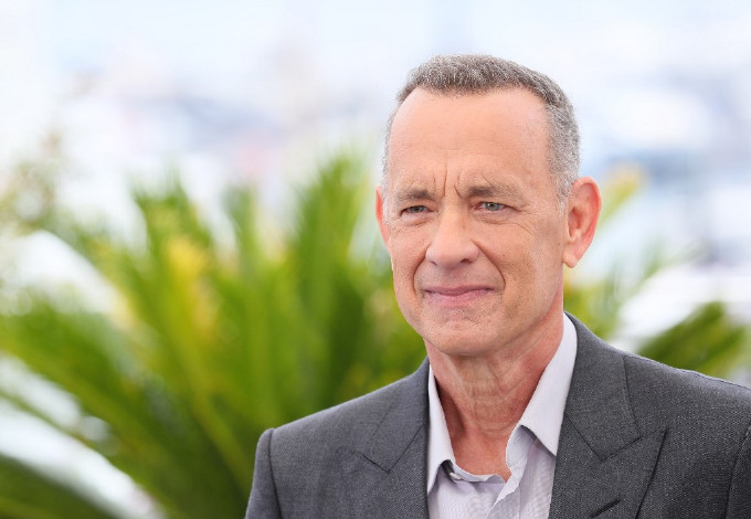 Tom Hanks megmagyarázhatatlan kézremegéssel küzd – videó is van róla