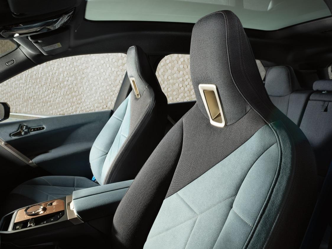 A BMW iX lounge-hangulatú utastere, tele természetes és újrahasznosított anyagokkal