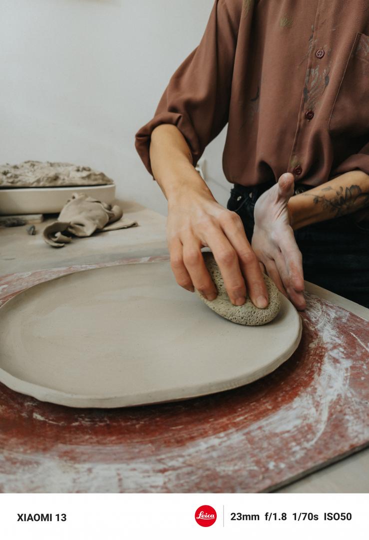 Piezas de cerámica hechas a mano fotografiadas con un smartphone 
